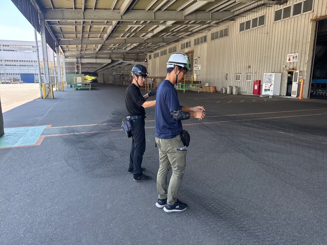 現場の形状に合わせて、防鳥ネットを最適なサイズに調整