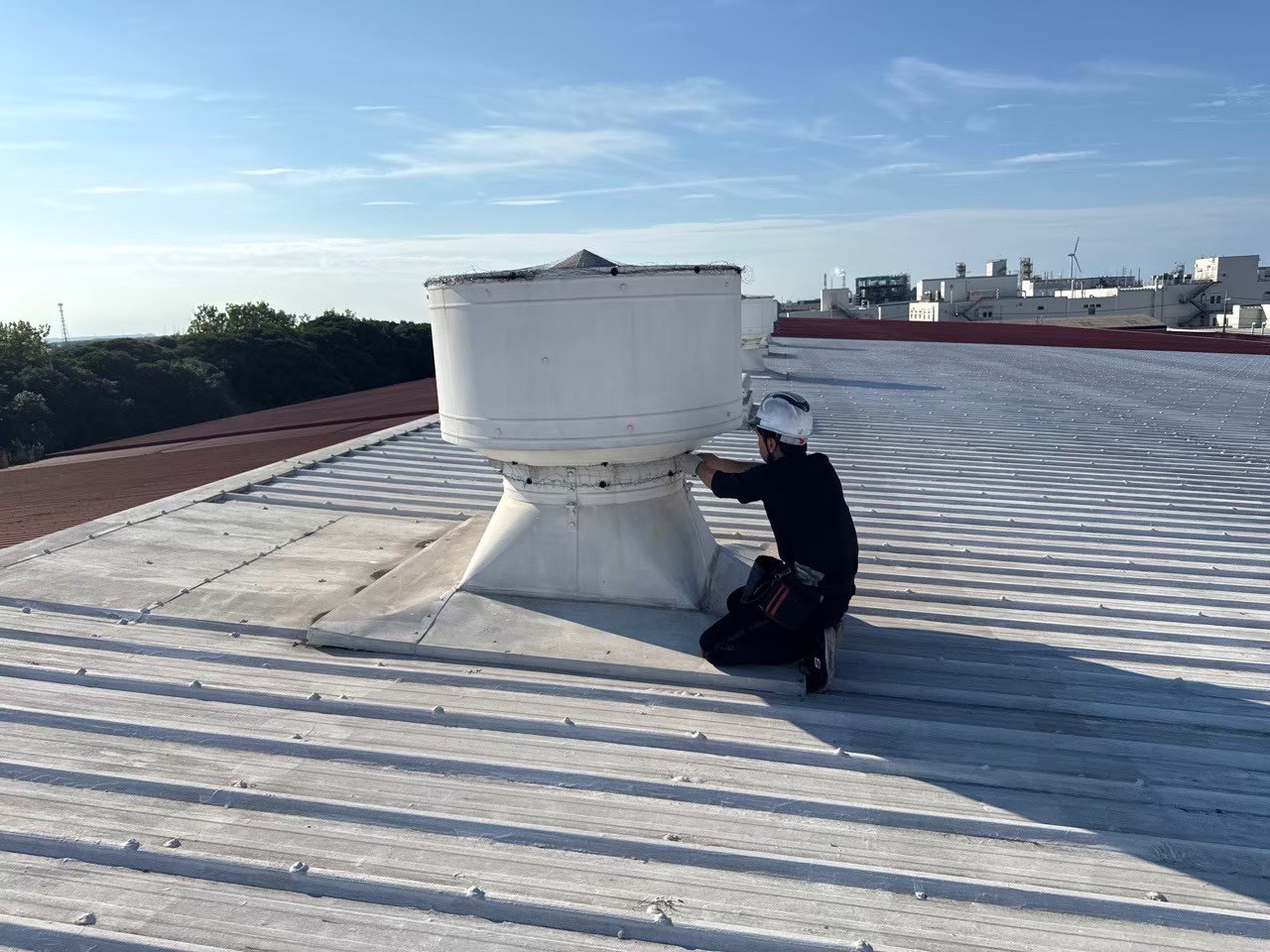 屋根上ベンチレーター下部への防鳥ネット施工：根元周辺の隙間を封鎖