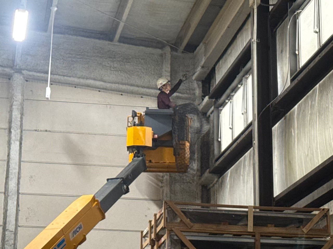 高所作業車12mを使用した倉庫内天井付近の施工：鉄骨周辺へのネット張設