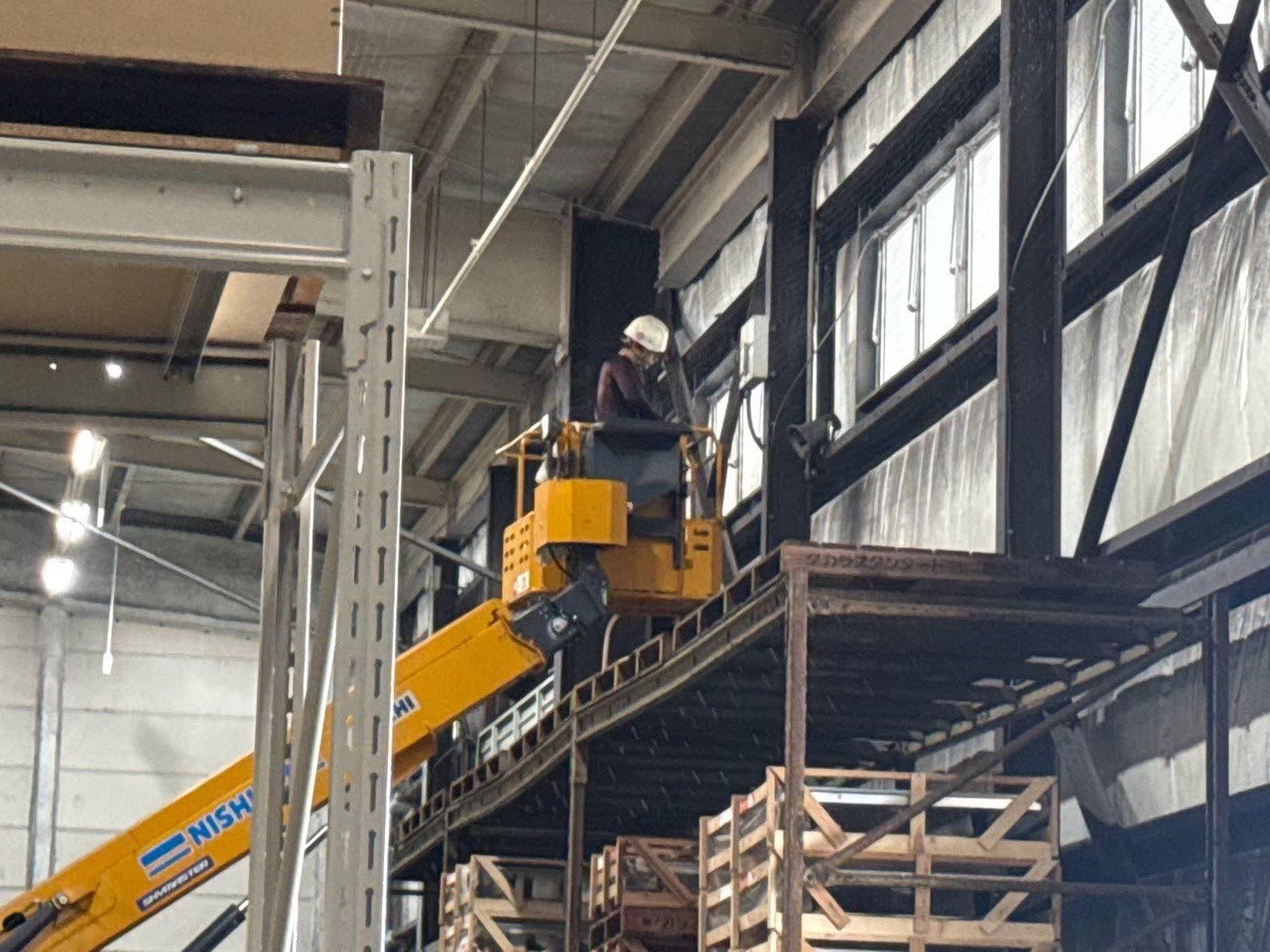 高所作業車を使用した倉庫内窓枠・鉄骨周辺へのネット張設作業