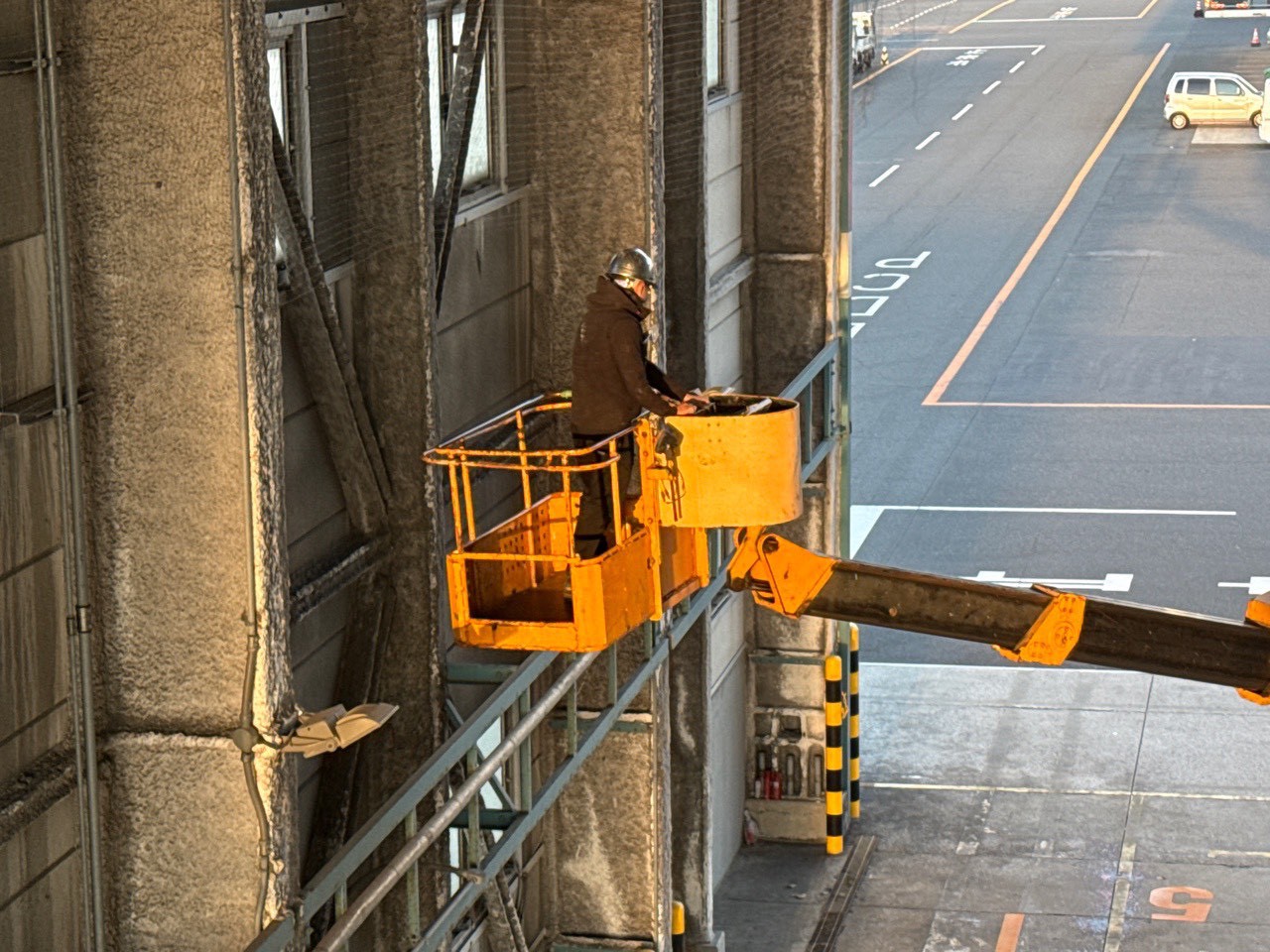 外壁面・窓枠周辺への施工：高所作業車から壁面鉄骨の細部まで丁寧に施工